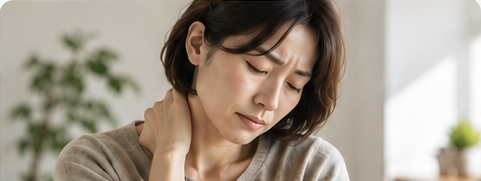 首に手を添えた女性
