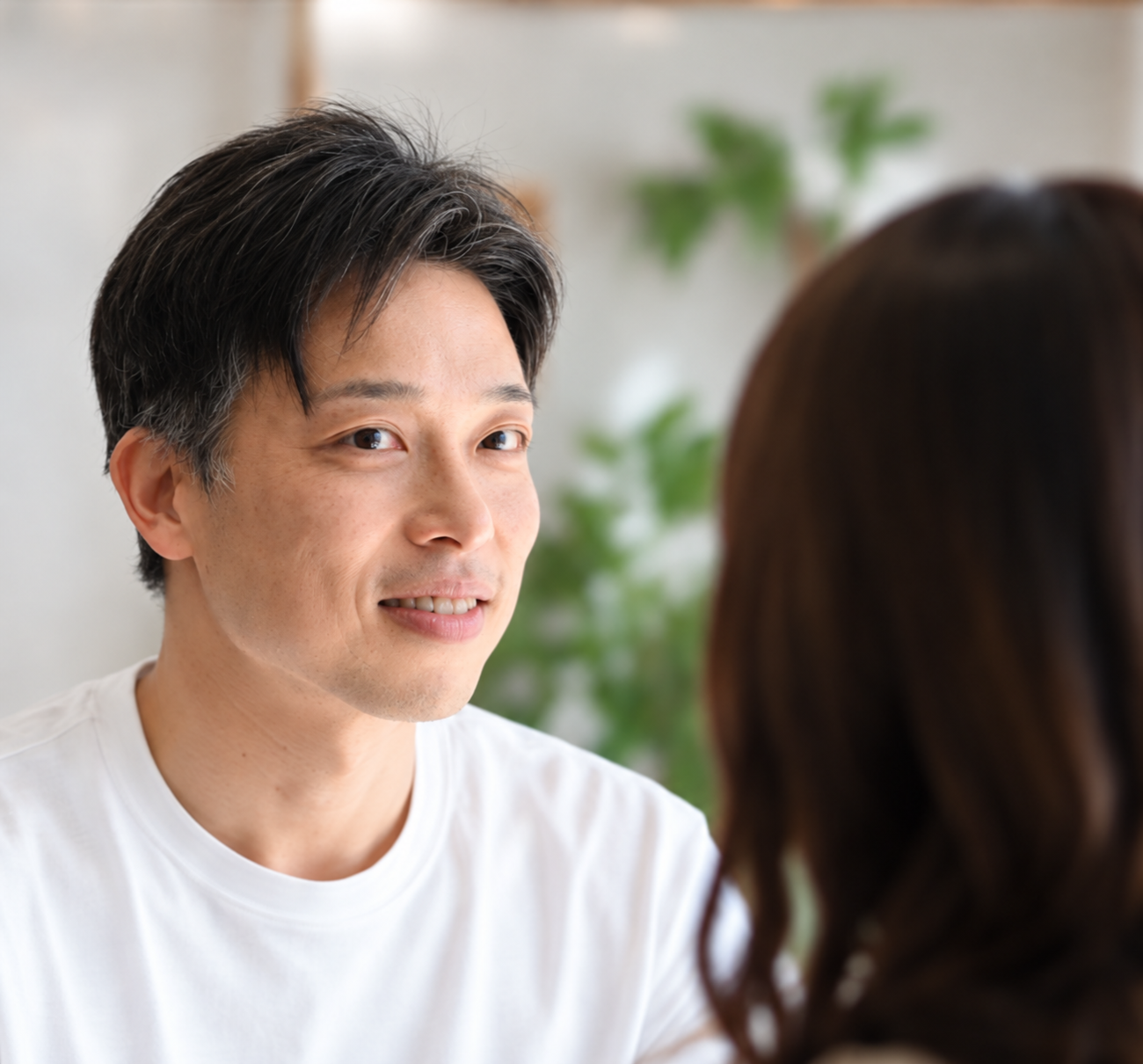 向き合って話を聞く男性と女性